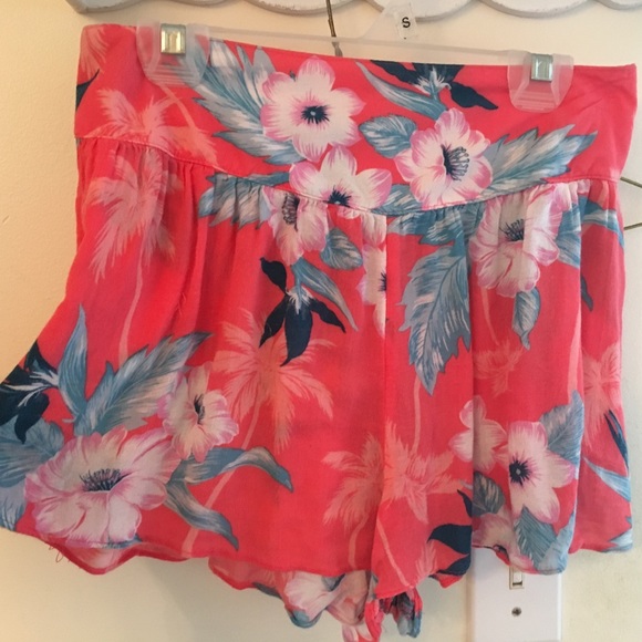 AMERICAN EAGLE FLOWY FLORAL SHORTS - Picture 2 of 6